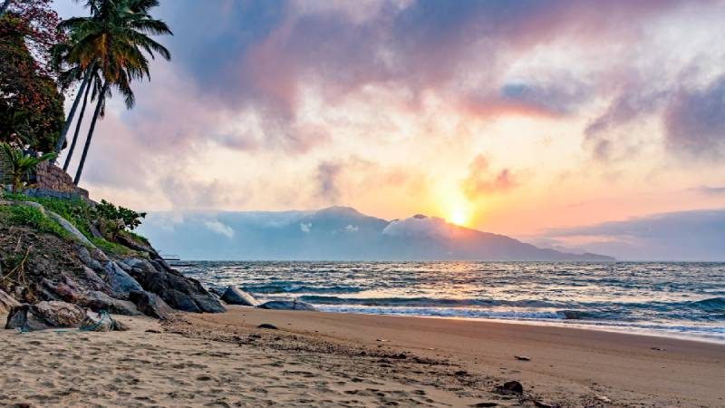 Aproveite a tranquilidade da Praia do Pinto em Ilhabela